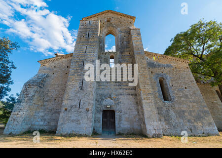 Mittelalterliche Abtei von San Galgano aus 13. Jahrhundert, in der Nähe von Siena, Toskana, Italien - Beispiel der Romanik in der Toskana Stockfoto