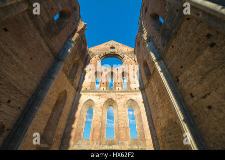 Innenansicht der Ruinen von mittelalterlichen San Galgano Abtei in der Nähe von Siena, Italien - Beispiel der Romanik in der Toskana Stockfoto