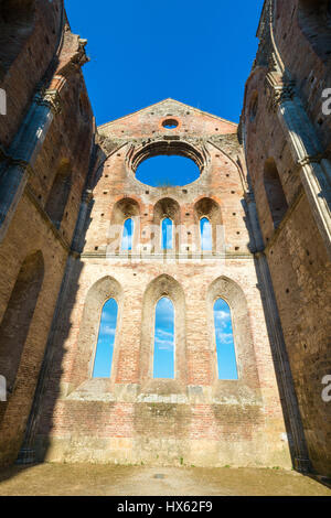 Innenansicht der Ruinen von mittelalterlichen San Galgano Abtei in der Nähe von Siena, Italien - Beispiel der Romanik in der Toskana Stockfoto