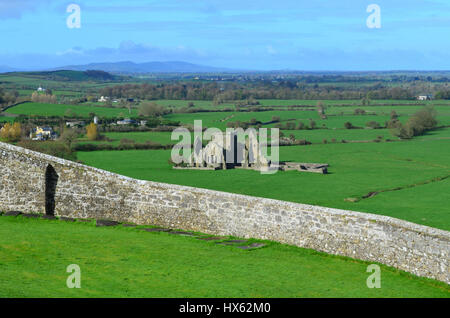 Alte steinerne Ruinen der Hore Abbey aus der Rock of Cashel. Stockfoto