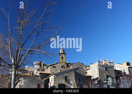 Ein Foto von Bracciano Altstadt in einem sonnigen, klaren Tag genommen. Bracciano ist ein schönes Dorf in der Nähe von Rom, Italien Stockfoto