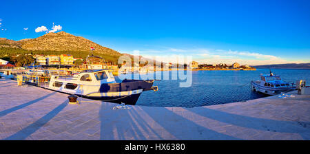 Starigrad Paklenica Hafen bei Sonnenuntergang Panorama-Aussicht, Velebit-Kanal in Kroatien Stockfoto