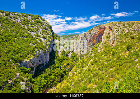 Cikola-River-Canyon und Kljucica Festungsruinen zu sehen, im Landesinneren Dalmatien, Kroatien Stockfoto