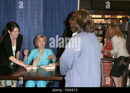 HILLARY CLINTON SENATOR von NEW YORK & Frau BILL 29. Juni 2003 PASADENA LOS ANGELES USA Stockfoto