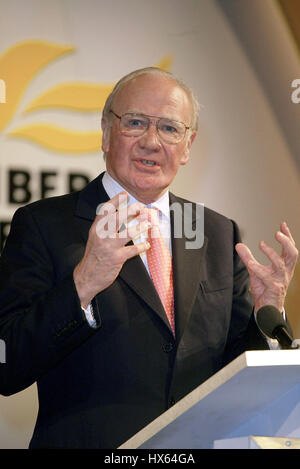 MENZIES CAMPBELL CBE QC MP LIB dem SHADOW ausländische Sek. 24. September 2003 BRIGHTON ENGLAND Stockfoto