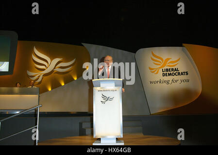 MENZIES CAMPBELL CBE QC MP LIB dem SHADOW ausländische Sek. 24. September 2003 BRIGHTON ENGLAND Stockfoto