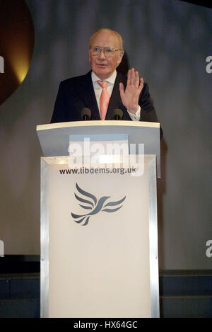 MENZIES CAMPBELL CBE QC MP LIB dem SHADOW ausländische Sek. 24. September 2003 BRIGHTON ENGLAND Stockfoto