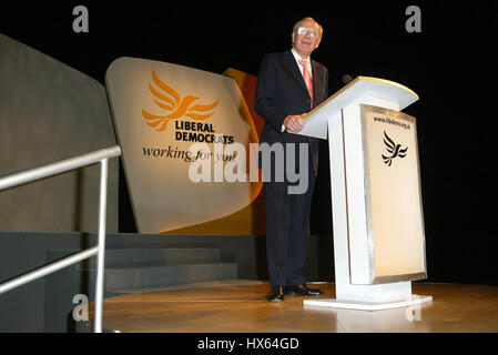 MENZIES CAMPBELL CBE QC MP LIB dem SHADOW ausländische Sek. 24. September 2003 BRIGHTON ENGLAND Stockfoto