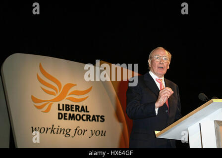 MENZIES CAMPBELL CBE QC MP LIB dem SHADOW ausländische Sek. 24. September 2003 BRIGHTON ENGLAND Stockfoto