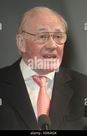 MENZIES CAMPBELL CBE QC MP LIB dem SHADOW ausländische Sek. 24. September 2003 BRIGHTON ENGLAND Stockfoto