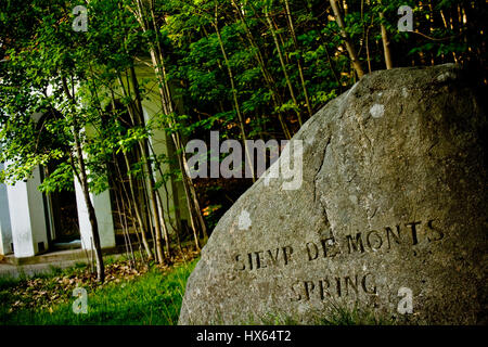 Ein geschnitztes Rock-Zeichen markiert den Ort des Sieur De Monts Spring, eine Attraktion im Acadia National Park in der Nähe von Bar Harbor, Maine. Stockfoto
