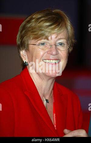 HILARY ARMSTRONG MP ARBEITSPARTEI 3. Oktober 2002 LABOUR PARTY CONFERENCE 2002 BLACKPOOL ENGLAND Stockfoto