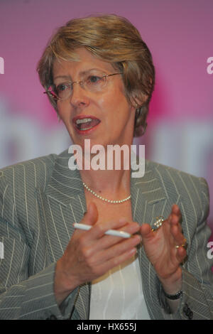 PATRICIA HEWITT MP Sek. Staat Handel & Industrie 29. September 2004 die BRIGHTON CENTRE BRIGHTON ENGLAND Stockfoto