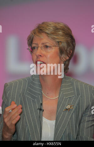 PATRICIA HEWITT MP Sek. Staat Handel & Industrie 29. September 2004 die BRIGHTON CENTRE BRIGHTON ENGLAND Stockfoto