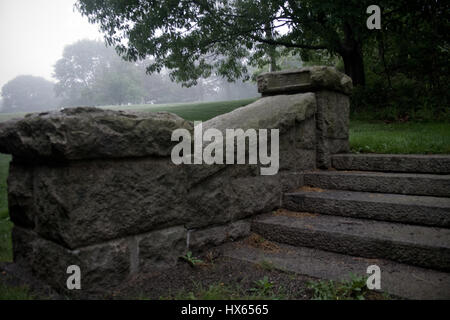 Treppe, nirgendwo sind Reste von einem der 1920er Jahre Ära Herrenhaus in der Nähe von Acadia-Nationalpark in Bar Harbor, Maine an einem nebligen Morgen. Stockfoto