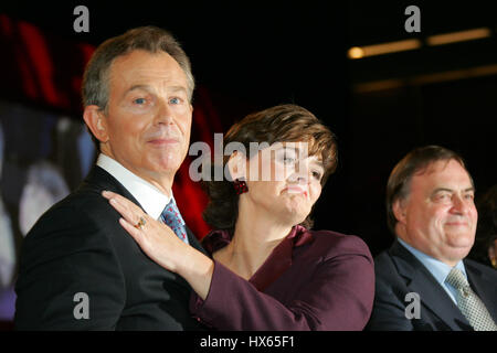 TONY BLAIR PM & Frau CHERIE PRIME MINISTER 28. September 2004 der BRIGHTON CENTRE BRIGHTON ENGLAND Stockfoto