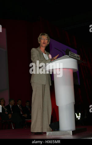 PATRICIA HEWITT MP Sek. Staat Handel & Industrie 27. September 2004 die BRIGHTON CENTRE BRIGHTON ENGLAND Stockfoto