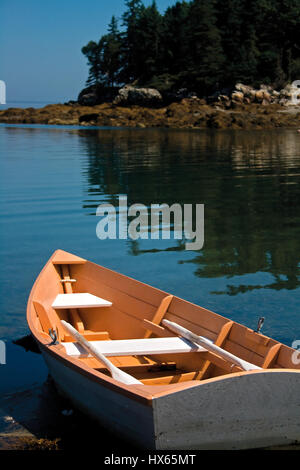 Ein kleiner Pfirsich rosa und weißen Ruderboot an der Küste von Maine in der Nähe von Bar Harbor. Stockfoto