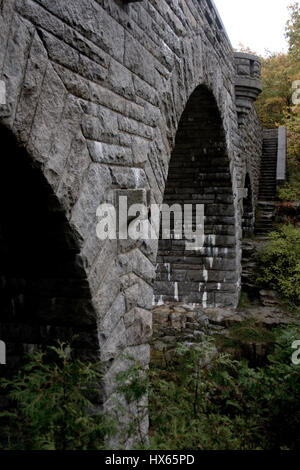 Historische Stein gewölbten Brücke mit einer Treppe im Acadia National Park in der Nähe von Bar Harbor, Maine. Stockfoto