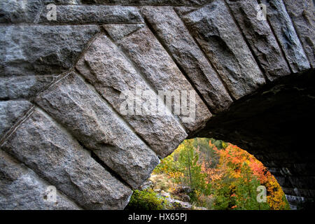 Detail der eine steinerne Bogenbrücke im Acadia National Park in der Nähe von Bar Harbor, Maine. Stockfoto