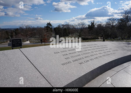 Wörter aus einer Rede von JFK an seinem Denkmal in Nationalfriedhof Arlington, Virginia, USA Stockfoto