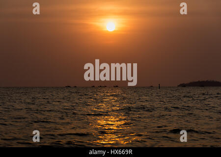 Die Sonne geht als eine Flottille von Angeln Boote Kopf heraus zum Meer. Stockfoto