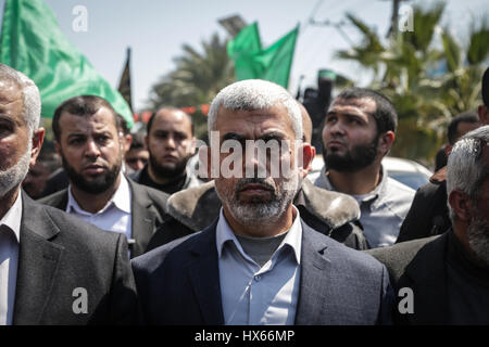 Yahya Sinwar (R) der neue Anführer der Hamas im Gaza-Streifen und hochrangigen Hamas-Funktionär Ismail Haniyeh besuchen die Beerdigung von Hamas-Funktionär Mazen Faqha in Gaza-Stadt am 25. März 2017. Bewaffnete im Gaza-Streifen hatte die Hamas-Funktionär am 24. März 2017, laut Iyad al-Bozum, ein Sprecher der Innenministerium in der Hamas beherrschten Gazastreifen erschossen. Faqha hatte von Israel sechs Jahre zuvor in der Gefängnis-Swap 2011 erschienen die mehr als 1.000 weitere Palästinenser für Gilad Shalit, ein israelischer Soldat übersetzt, die Hamas für fünf Jahre (Foto von Nidal Alwaheidi/Pacific Press) geschuldet hatte Stockfoto