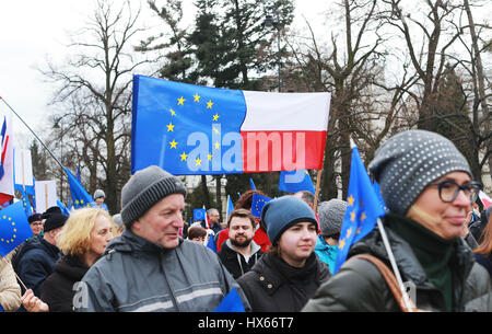 Tausende von Menschen nahmen Teil an einer Demonstration zur Unterstützung der Europäischen Union am 25. März 2017 in Warschau, Polen. Der Slogan des Protestes, "Ich liebe dich Europa' (Kocham Cie Europo) wurde anlässlich des 60. Jahrestags der Unterzeichnung des Vertrags von Rom, der einer der wichtigsten Verträge in der Geschichte und der Europäischen Union ist organisiert. Demonstranten forderten Freiheit, Entwicklung und Integration in die Europäische Union, anstatt isoliert. Polens Beziehungen der Europäischen Union in letzter Zeit ist umstritten gewesen. In den letzten Wochen befragt Polens Premierminister wh Stockfoto