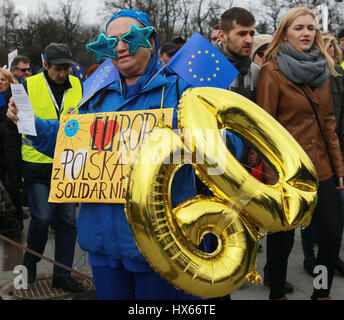 Demonstranten marschieren in einer Demonstration zur Unterstützung der Europäischen Union am 25. März 2017 in Warschau, Polen. Der Slogan des Protestes, "Ich liebe dich Europa' (Kocham Cie Europo) wurde anlässlich des 60. Jahrestags der Unterzeichnung des Vertrags von Rom, der einer der wichtigsten Verträge in der Geschichte und der Europäischen Union ist organisiert. Demonstranten forderten Freiheit, Entwicklung und Integration in die Europäische Union, anstatt isoliert. In den letzten Wochen befragt Polens Premierminister, unabhängig davon, ob sie stimmen mit dem Vertrag von Rom, und war bereit, zu Fuß entfernt von ich Stockfoto