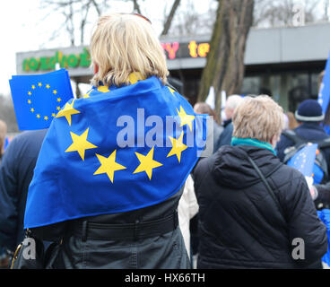 Demonstranten marschieren in einer Demonstration zur Unterstützung der Europäischen Union am 25. März 2017 in Warschau, Polen. Der Slogan des Protestes, "Ich liebe dich Europa' (Kocham Cie Europo) wurde anlässlich des 60. Jahrestags der Unterzeichnung des Vertrags von Rom, der einer der wichtigsten Verträge in der Geschichte und der Europäischen Union ist organisiert. Demonstranten forderten Freiheit, Entwicklung und Integration in die Europäische Union, anstatt isoliert. In den letzten Wochen befragt Polens Premierminister, unabhängig davon, ob sie stimmen mit dem Vertrag von Rom, und war bereit, zu Fuß entfernt von ich Stockfoto