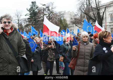 Tausende von Menschen nahmen Teil an einer Demonstration zur Unterstützung der Europäischen Union am 25. März 2017 in Warschau, Polen. Der Slogan des Protestes, "Ich liebe dich Europa' (Kocham Cie Europo) wurde anlässlich des 60. Jahrestags der Unterzeichnung des Vertrags von Rom, der einer der wichtigsten Verträge in der Geschichte und der Europäischen Union ist organisiert. Demonstranten forderten Freiheit, Entwicklung und Integration in die Europäische Union, anstatt isoliert. Polens Beziehungen der Europäischen Union in letzter Zeit ist umstritten gewesen. In den letzten Wochen befragt Polens Premierminister wh Stockfoto