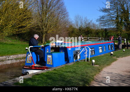 Blaues Schmalboot auf Grand Union Canal, Aston Clinton, Buckinghamshire, Großbritannien Stockfoto