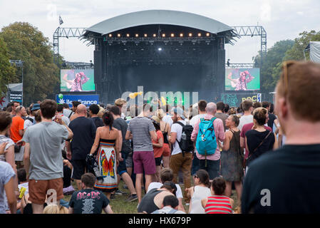 PARIS - AUG 31: Menge in einem Konzert beim Rock En Seine Festival am 31. August 2015 in Paris, Frankreich. Stockfoto