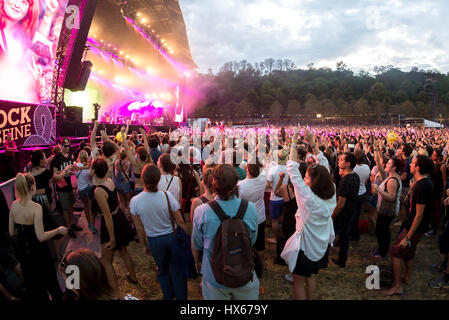 PARIS - AUG 31: Menge in einem Konzert beim Rock En Seine Festival am 31. August 2015 in Paris, Frankreich. Stockfoto