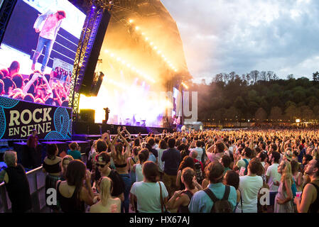 PARIS - AUG 31: Menge in einem Konzert beim Rock En Seine Festival am 31. August 2015 in Paris, Frankreich. Stockfoto