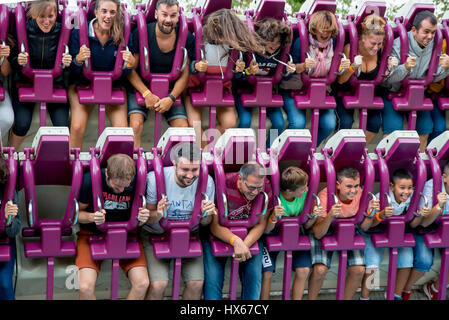 BARCELONA - SEP-5: Menschen haben Spaß bei der Fallturm-Attraktion im Tibidabo Vergnügungspark am 5. September 2015 in Barcelona, Spanien. Stockfoto