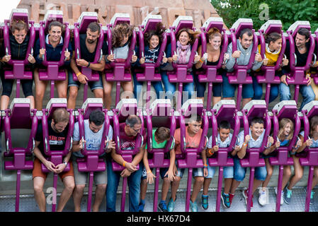 BARCELONA - SEP-5: Menschen haben Spaß bei der Fallturm-Attraktion im Tibidabo Vergnügungspark am 5. September 2015 in Barcelona, Spanien. Stockfoto