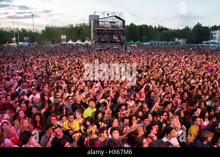 MADRID - SEP 12: Menge in einem Konzert am Dcode Festival am 12. September 2015 in Madrid, Spanien. Stockfoto