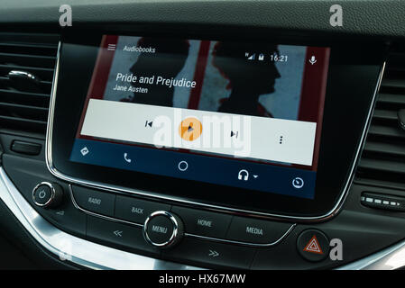 Android Auto Auto Fahrzeug-Navigations-Schnittstelle mit Hörbücher Stockfoto