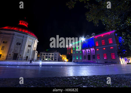 eine Nacht Blick auf die wichtigsten Placet von Loano, mit Rathaus Stockfoto