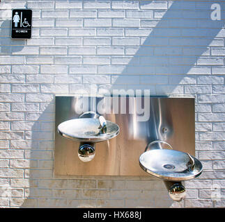 Erfrischung-Pausenzeit mit Springbrunnen und Toiletten. Stockfoto
