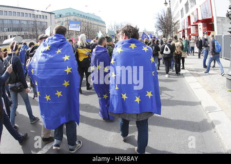 Berlin, Deutschland. 25. März 2017. Heute demonstrieren Tausende von Menschen zum "Marsch für Europa" des Ortes Bebel bis zum Brandenburger Tor für Europa. Bildnachweis: Simone Kuhlmey/Pacific Press/Alamy Live-Nachrichten Stockfoto