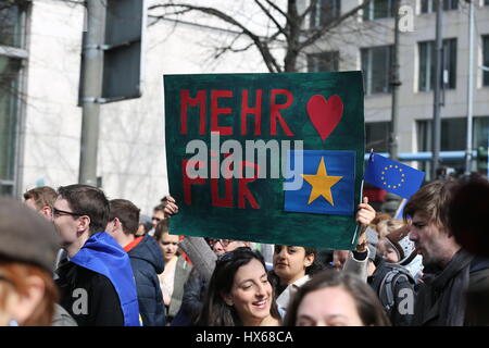 Berlin, Deutschland. 25. März 2017. Heute demonstrieren Tausende von Menschen zum "Marsch für Europa" des Ortes Bebel bis zum Brandenburger Tor für Europa. Bildnachweis: Simone Kuhlmey/Pacific Press/Alamy Live-Nachrichten Stockfoto