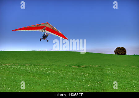 Ein Hängegleiter fliegen über eine Country-Szene in einem sehr klaren, sonnigen Tag Stockfoto