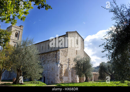 Ein Blick auf die mittelalterliche Fassade der Sant'Antimo Abtei, in der Nähe von Siena, Toskana, Italien Stockfoto