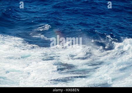 Riesige Wellen und Seegang und Sonnenschein auf der offenen Tiefsee Stockfoto