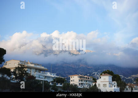 Das Gebirge in das Abendlicht in Altea, Costa Blanca, Spanien in Wolken gehüllt Stockfoto