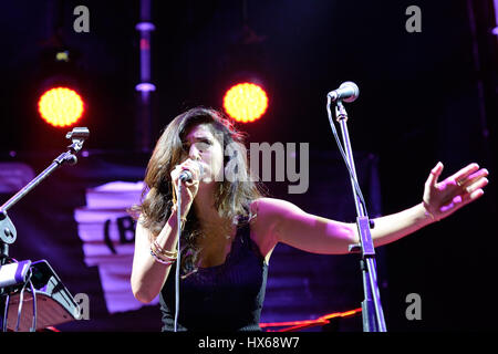 BARCELONA - SEP 19: Yasmine Hamdan (Band) in Konzert am BAM Festival am 19. September 2015 in Barcelona, Spanien. Stockfoto