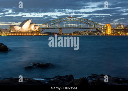Sydney Harbour mit der international anerkannten Wahrzeichen der Bridge und Opernhaus Stockfoto