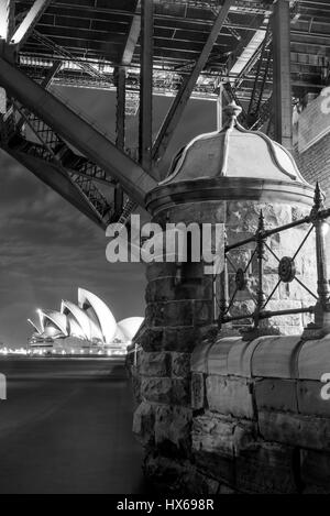 Sydney Opera House in der Morgendämmerung betrachtet unter der Sydney Harbour Bridge Stockfoto